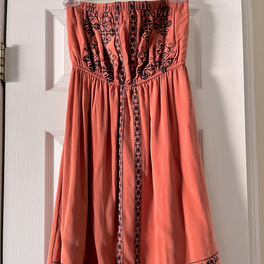 Strapless, above the knee rust colored dress w/navy embroidered stitched design